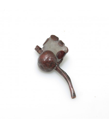 Broșă din cupru oxidat și cabochon de cuarț