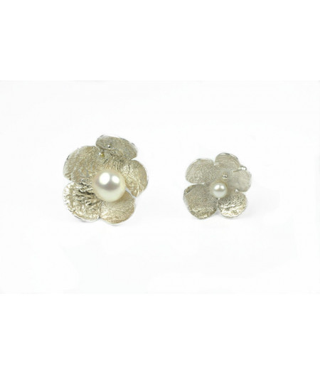 butoni asimetrici moon flower din argint reticulat si aur de 18k cu perle de cultura