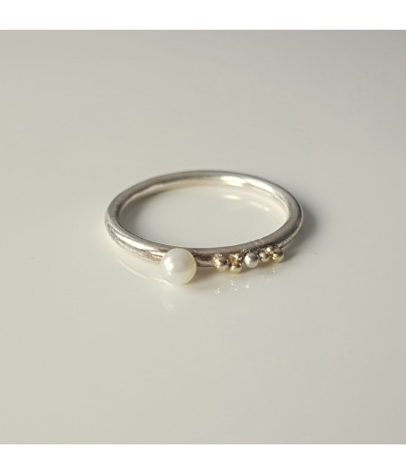 inel Sleeping Beauty asimetricdin argint si granulatie aur 14k cu perla de cultura alba