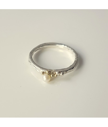 inel Sleeping Beauty asimetric din argint si granulatie aur 14k cu perla de cultura alba design organic