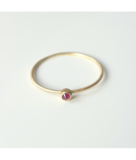 inel Essence of Red din aur 18k satinat cu rubin inversat