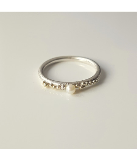 inel Sleeping Beauty din argint si granulatie aur 14k cu perla de cultura alba